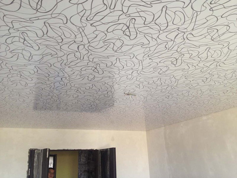 Установка тканевого натяжного потолка из полиэстера в квартире